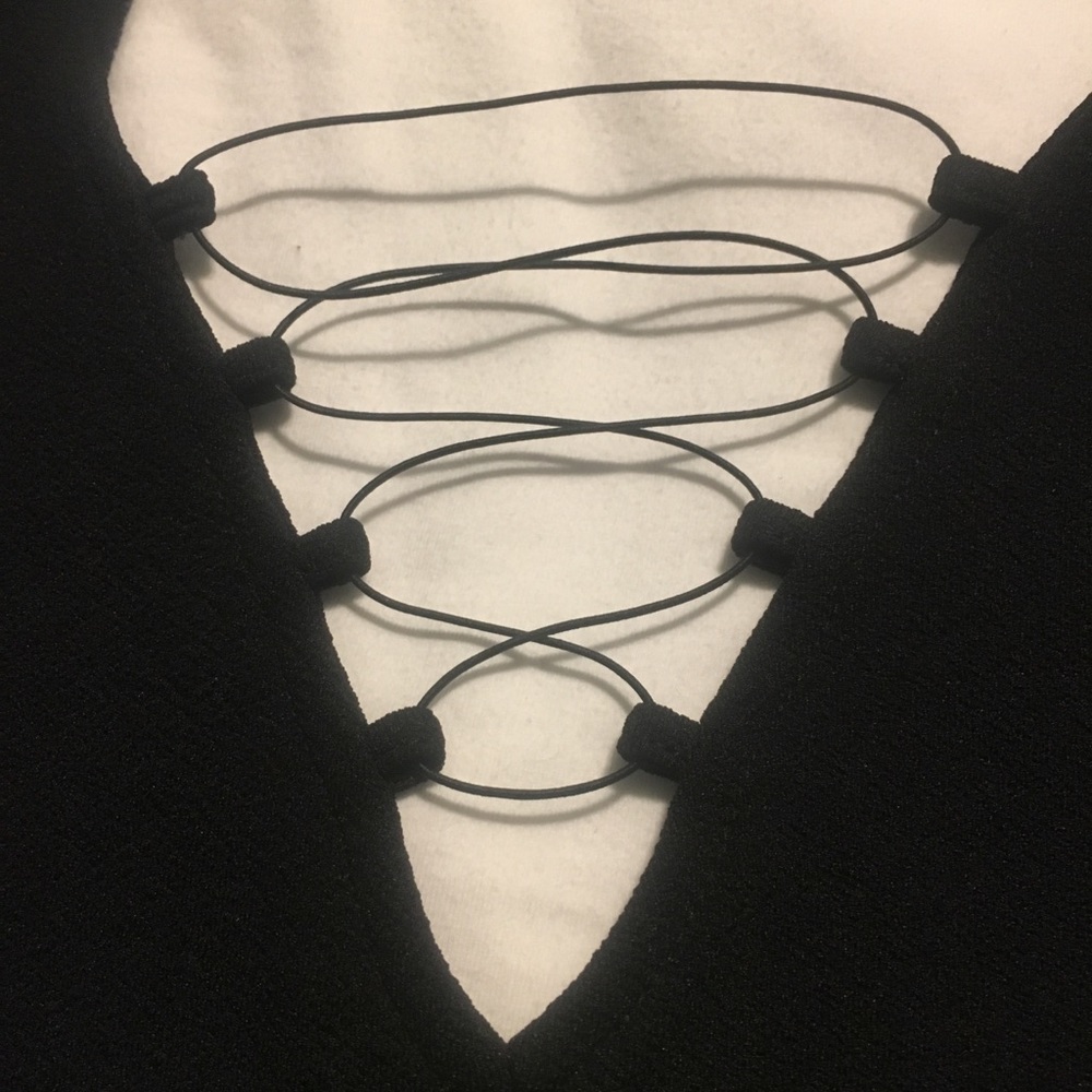 Cross cross detailed neck!